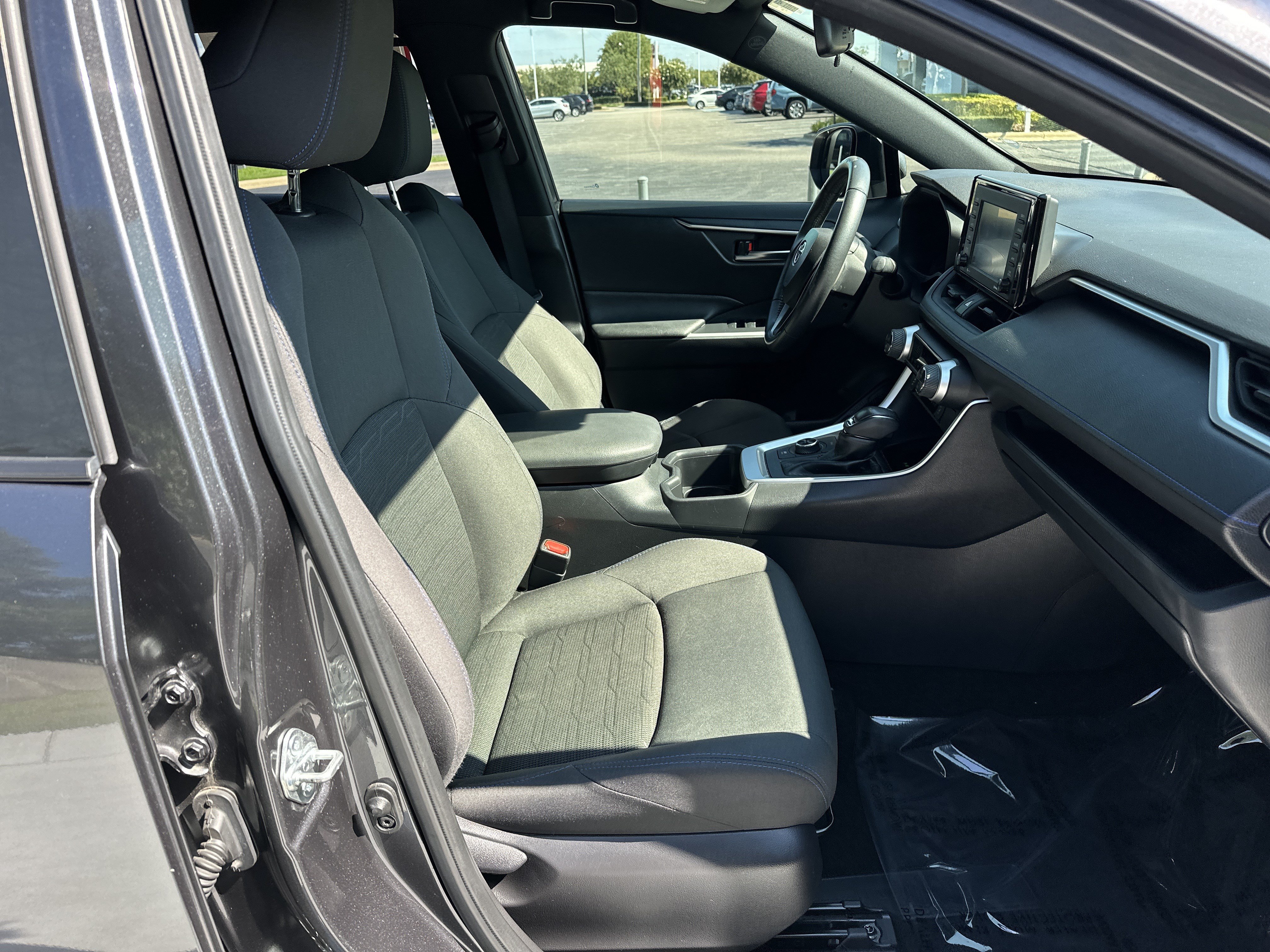 Used 2022 Toyota RAV4 SE w/ SE Grade Weather Package AWD/4WD image 33