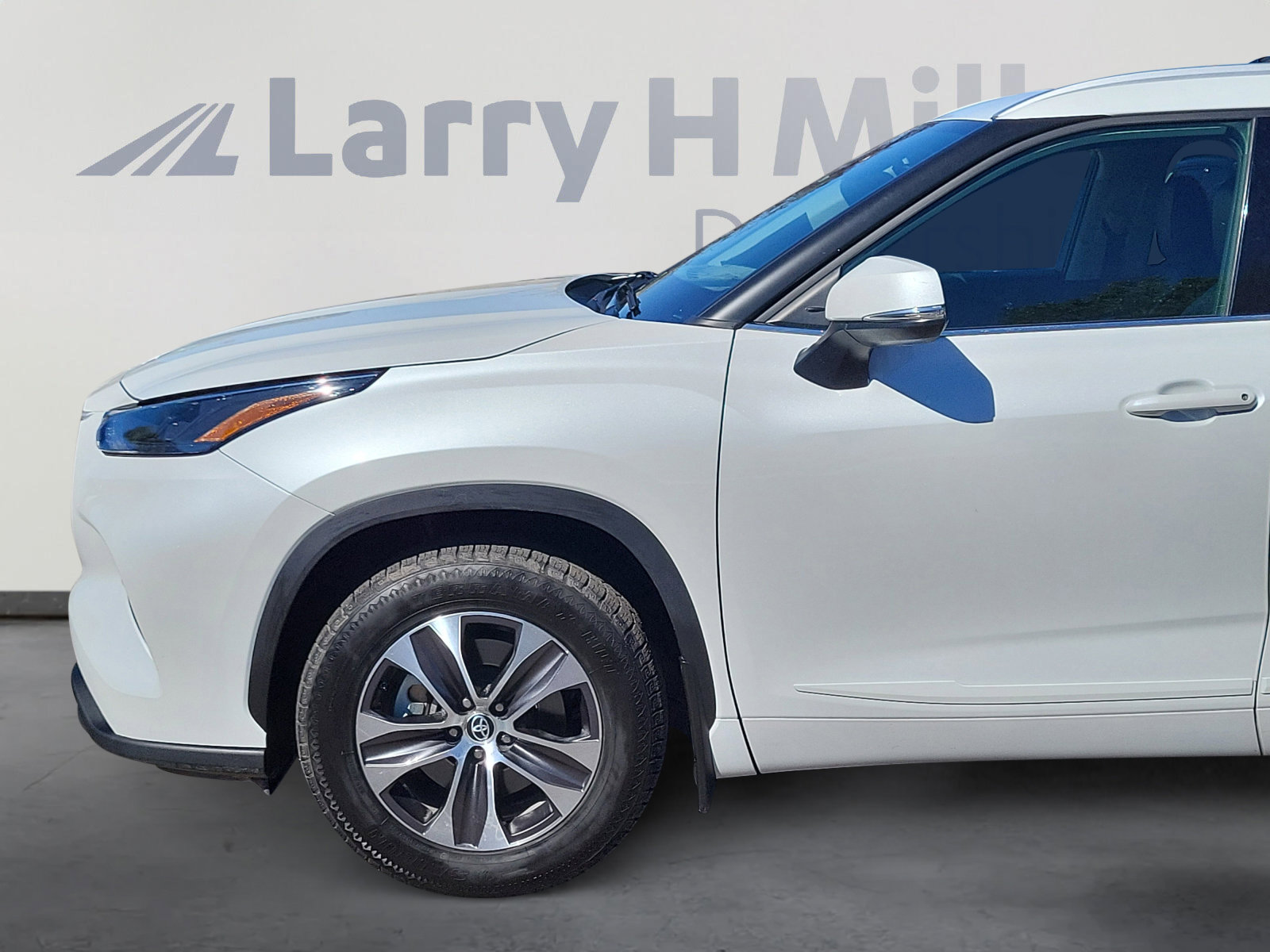 Used 2022 Toyota Highlander XLE image 2