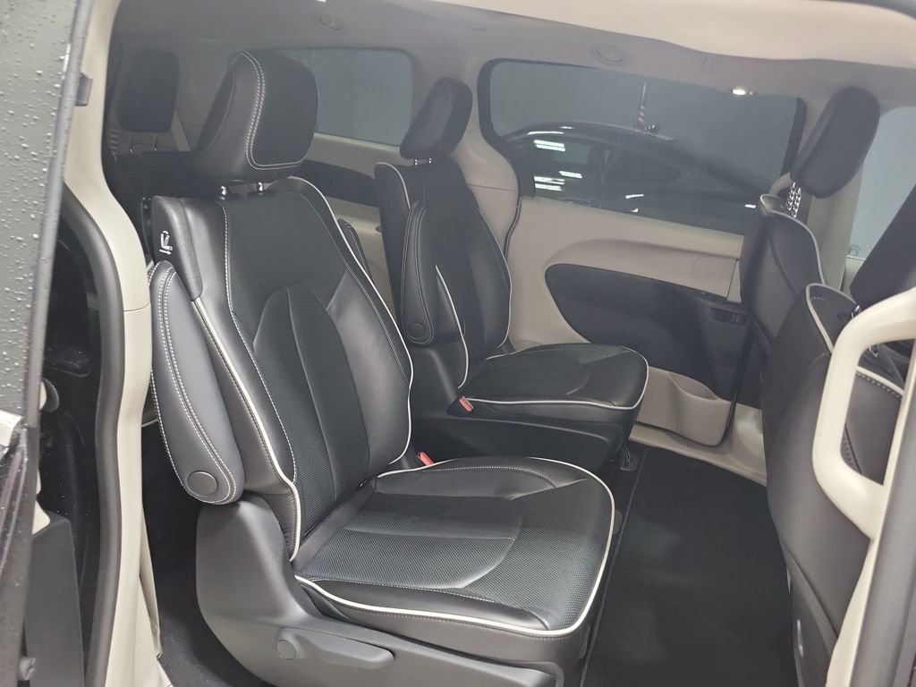 Used 2023 Chrysler Pacifica Limited image 25