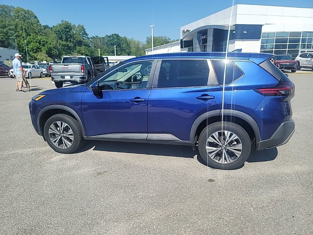Used 2022 Nissan Rogue SV image 3