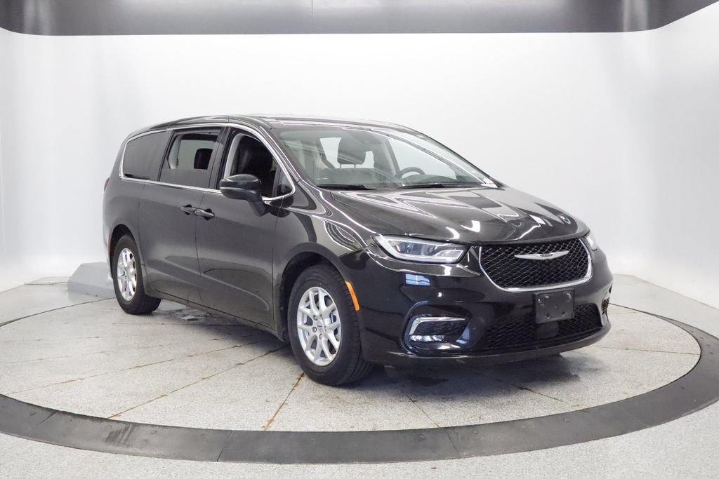 Certified 2023 Chrysler Pacifica Touring-L FWD image 10