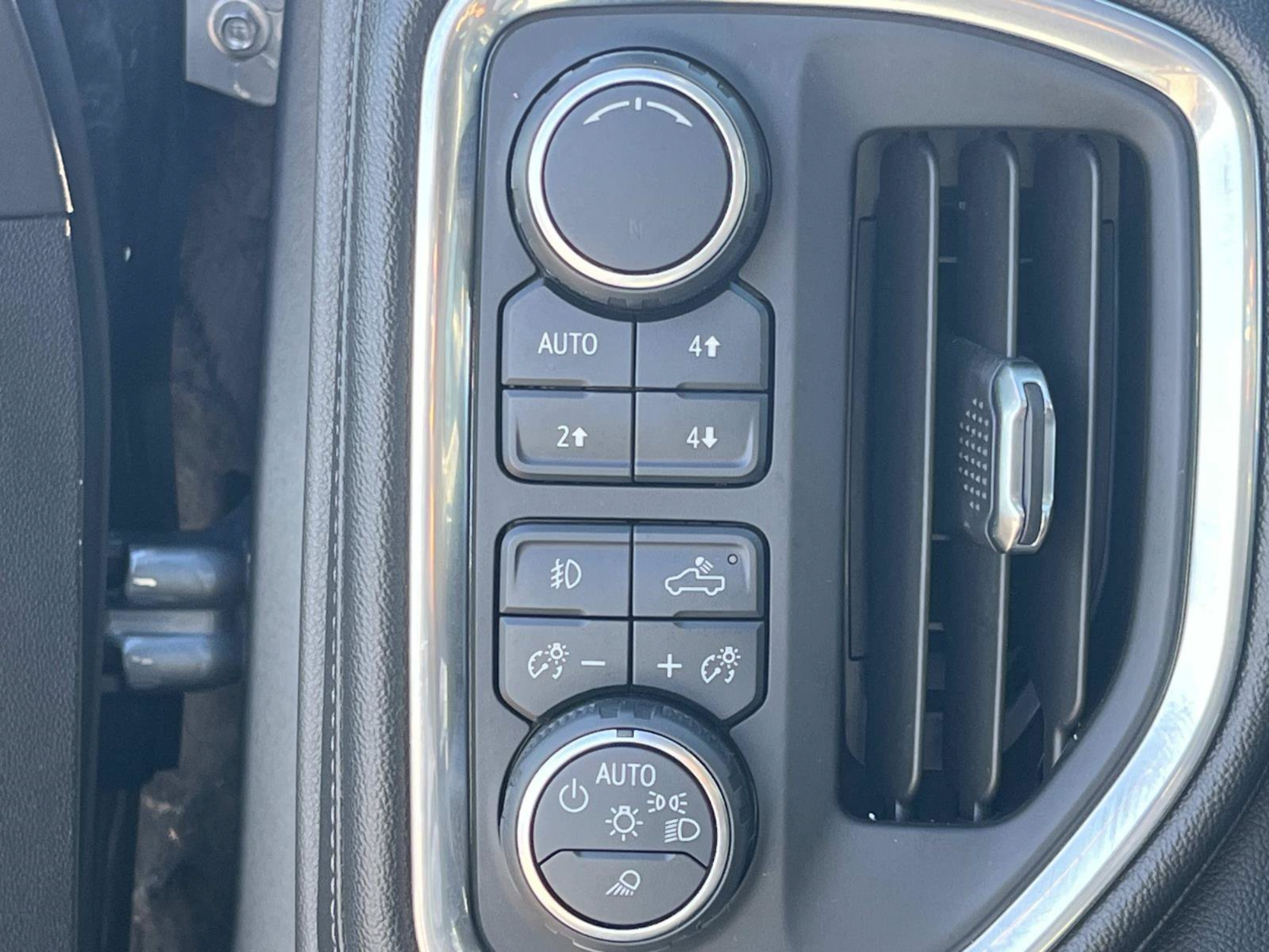 Used 2019 Chevrolet Silverado 1500 LTZ w/ LTZ Premium Package AWD/4WD image 37