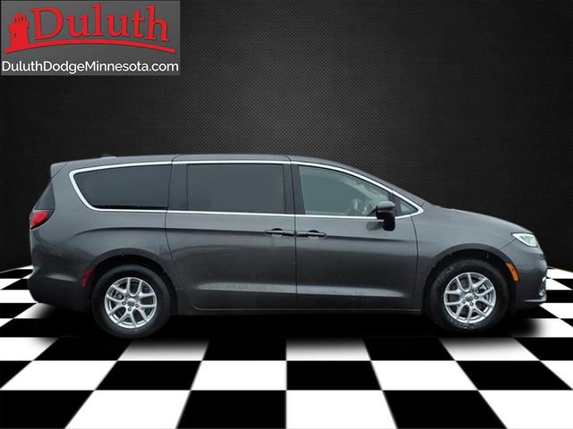 Used 2023 Chrysler Pacifica Touring-L FWD image 6