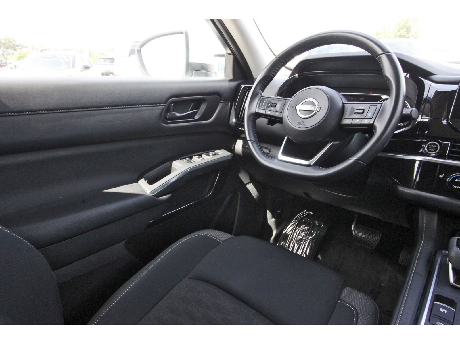 Used 2024 Nissan Pathfinder SV FWD image 11