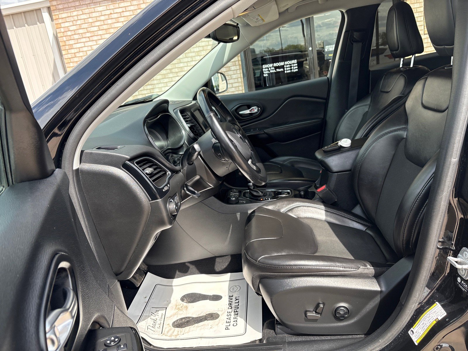 Used 2021 Jeep Cherokee Latitude Plus AWD/4WD image 3