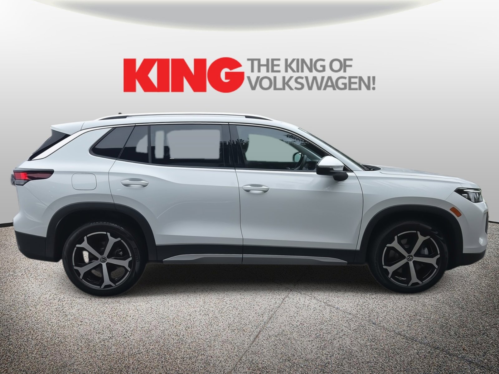 New 2025 Volkswagen Tiguan SE image 8