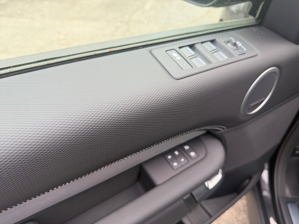 New 2026 Land Rover Discovery Limited Edition AWD/4WD image 32