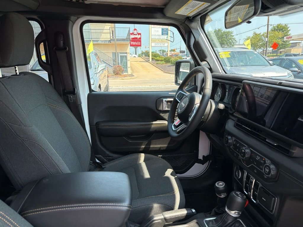 Used 2025 Jeep Wrangler Unlimited Sahara AWD/4WD image 13