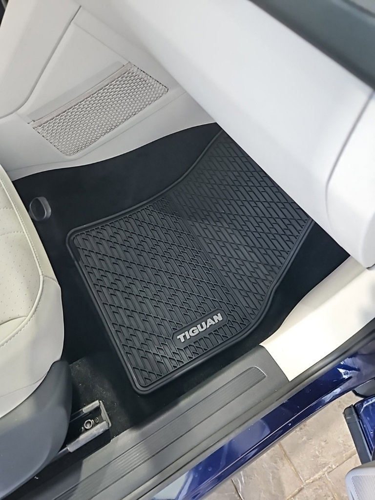 Certified 2024 Volkswagen Tiguan SE w/ Panoramic Sunroof Package image 14