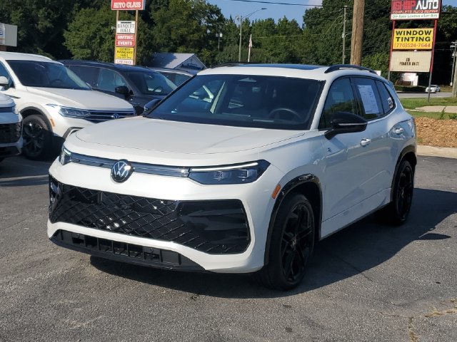 Certified 2025 Volkswagen Tiguan SE R-Line FWD image 37