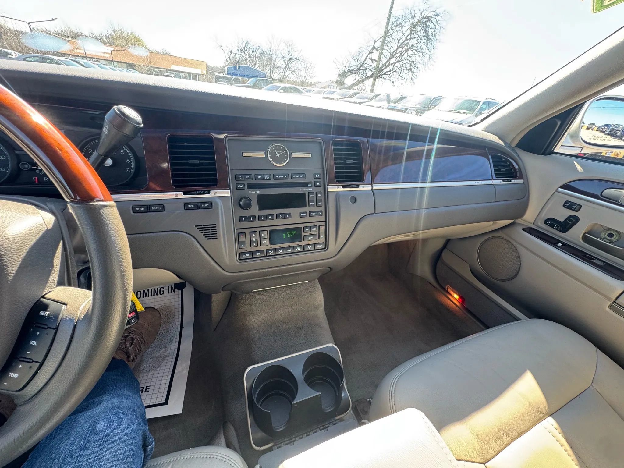 Used 2009 Lincoln Town Car Signature Limited image 16