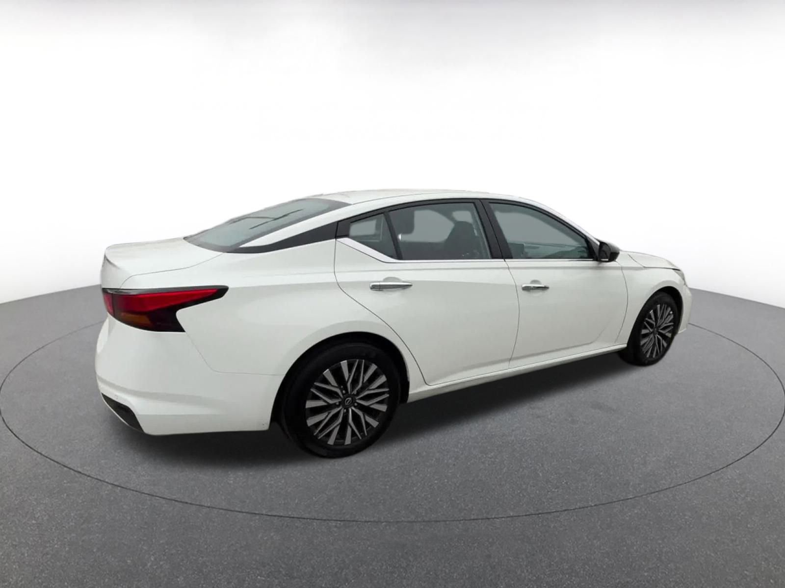 Used 2025 Nissan Altima 2.5 SV image 15