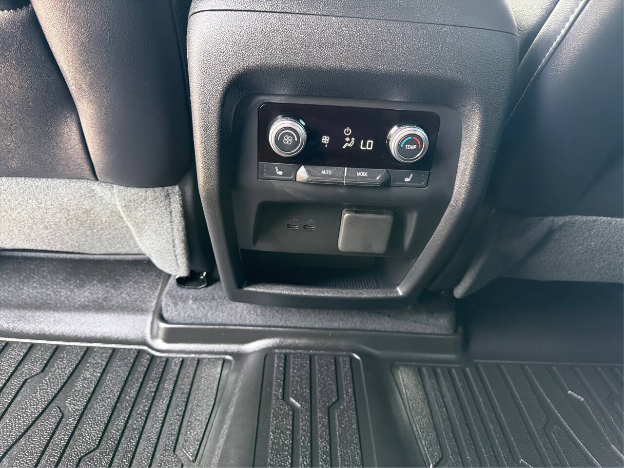 Used 2025 GMC Acadia Elevation w/ Elevation Premium Package AWD/4WD image 19