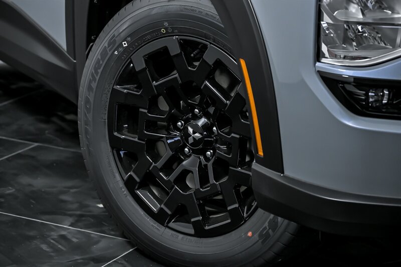 New 2025 Mitsubishi Outlander AWD image 3