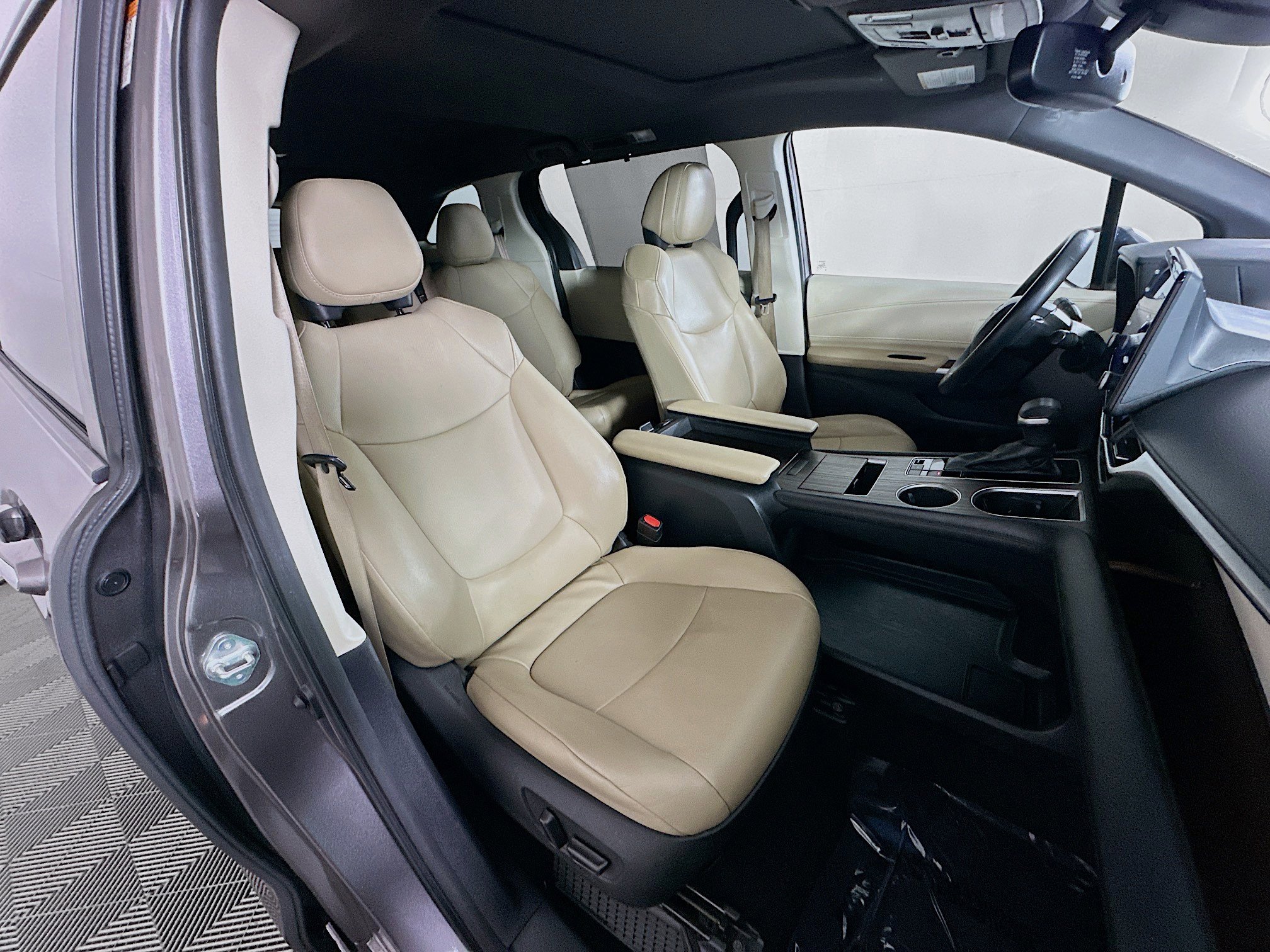 Used 2021 Toyota Sienna XLE image 28