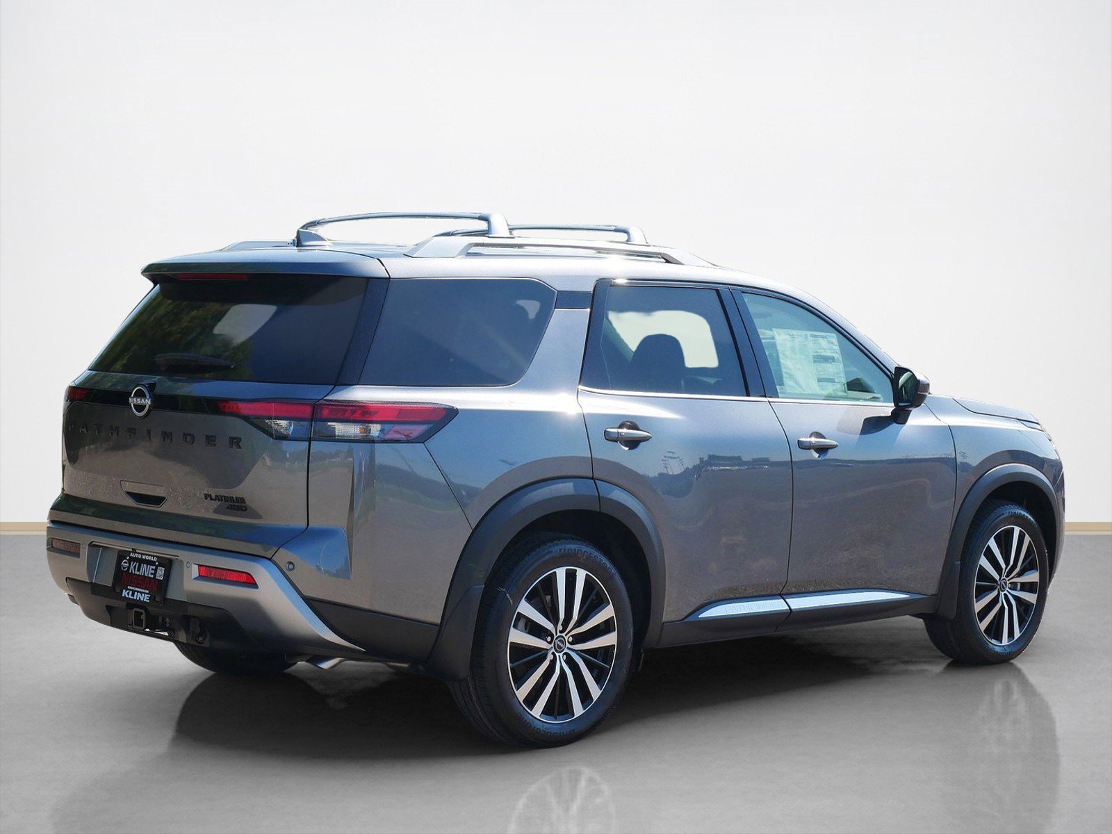 New 2025 Nissan Pathfinder Platinum image 2