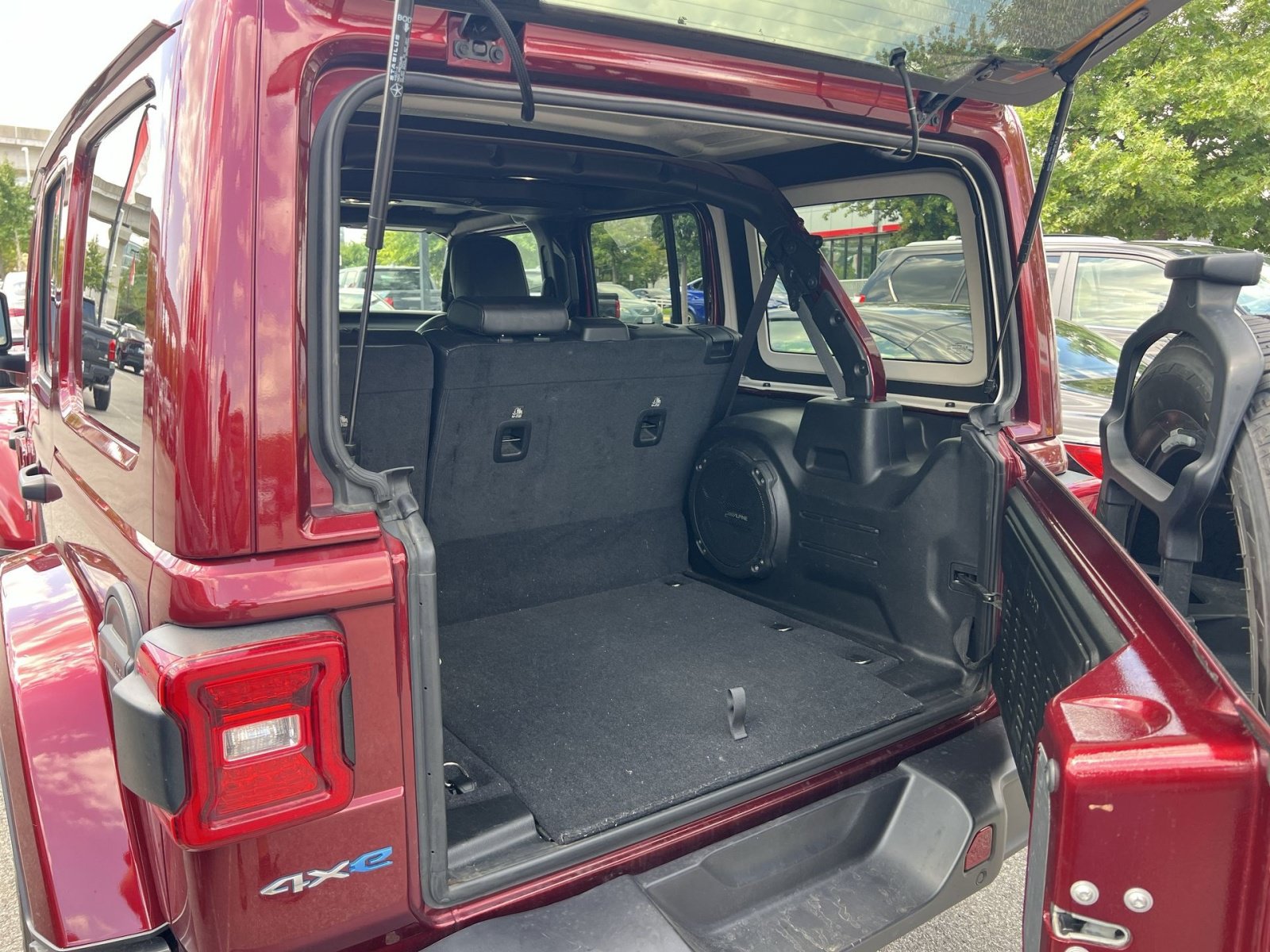 Used 2022 Jeep Wrangler Unlimited Sahara w/ Cold Weather Group AWD/4WD image 23