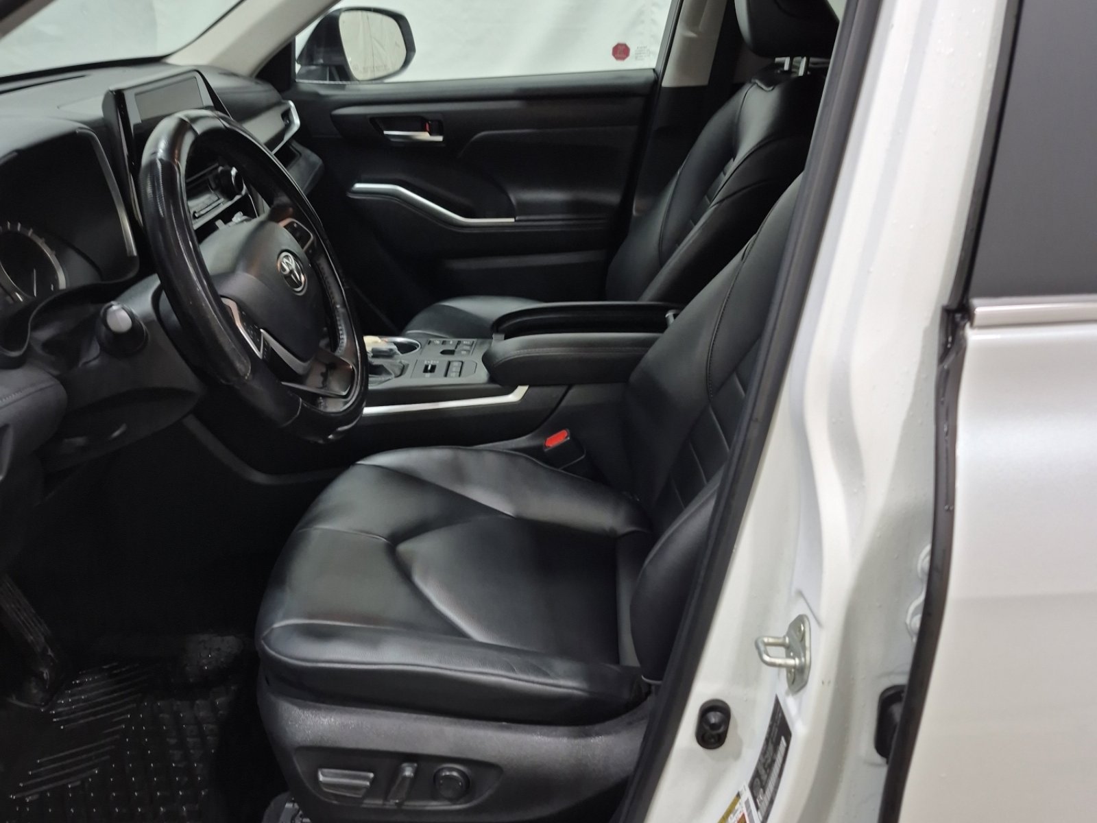 Used 2024 Toyota Highlander XLE image 9