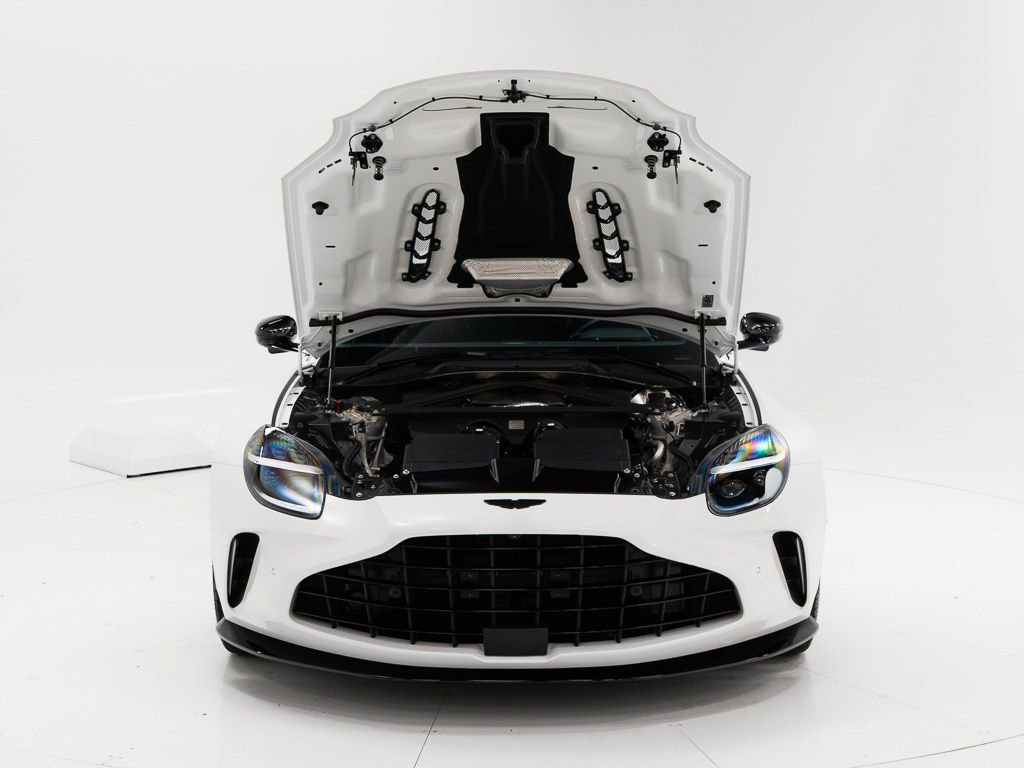Used 2025 Aston Martin V8 Vantage Coupe image 37