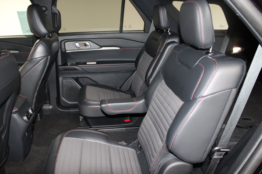 Used 2025 Ford Explorer ST-Line AWD/4WD image 15