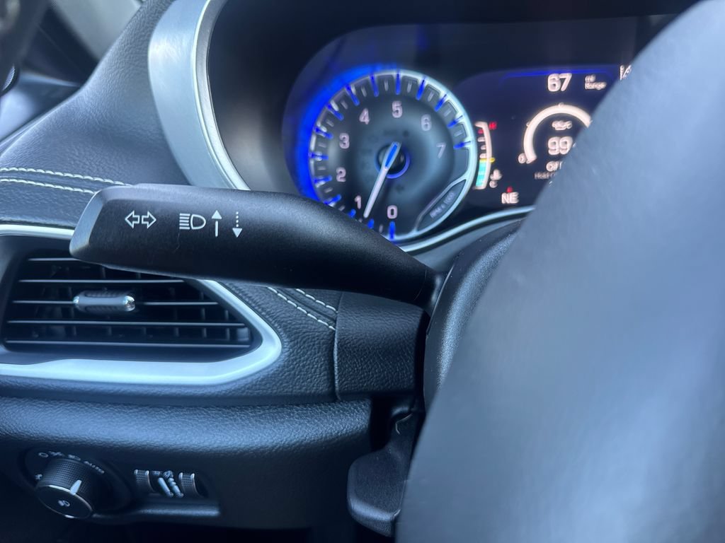 Used 2024 Chrysler Pacifica Touring FWD image 26