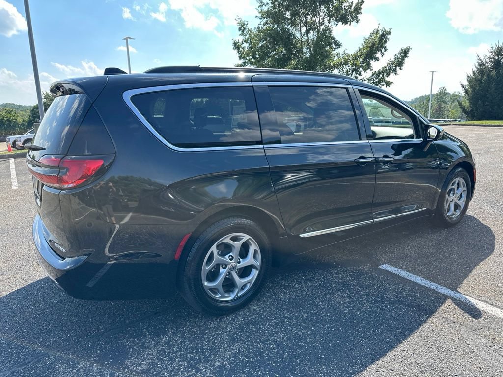 Used 2023 Chrysler Pacifica Limited FWD image 15