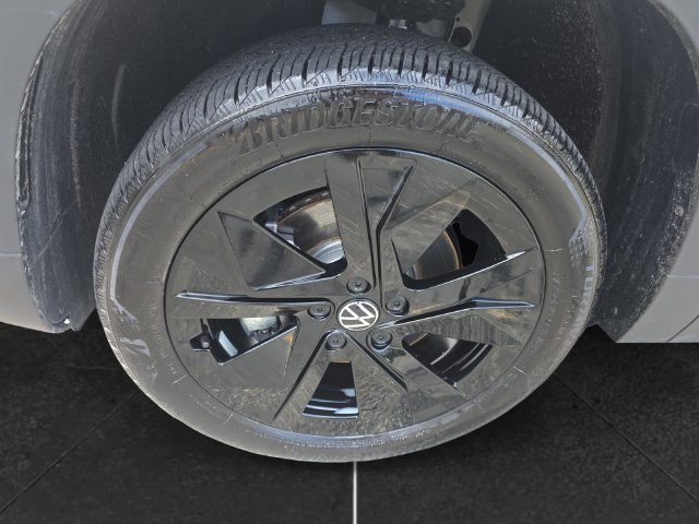 Certified 2026 Volkswagen Taos SE FWD image 9
