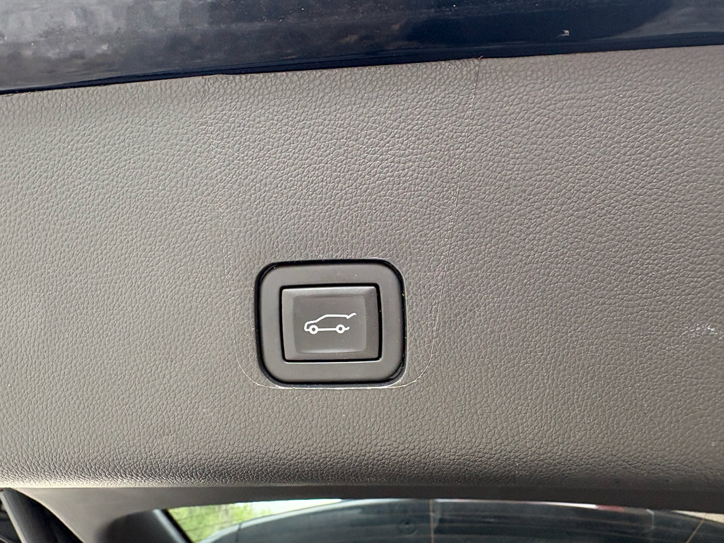 Used 2023 Chevrolet Traverse LT image 22