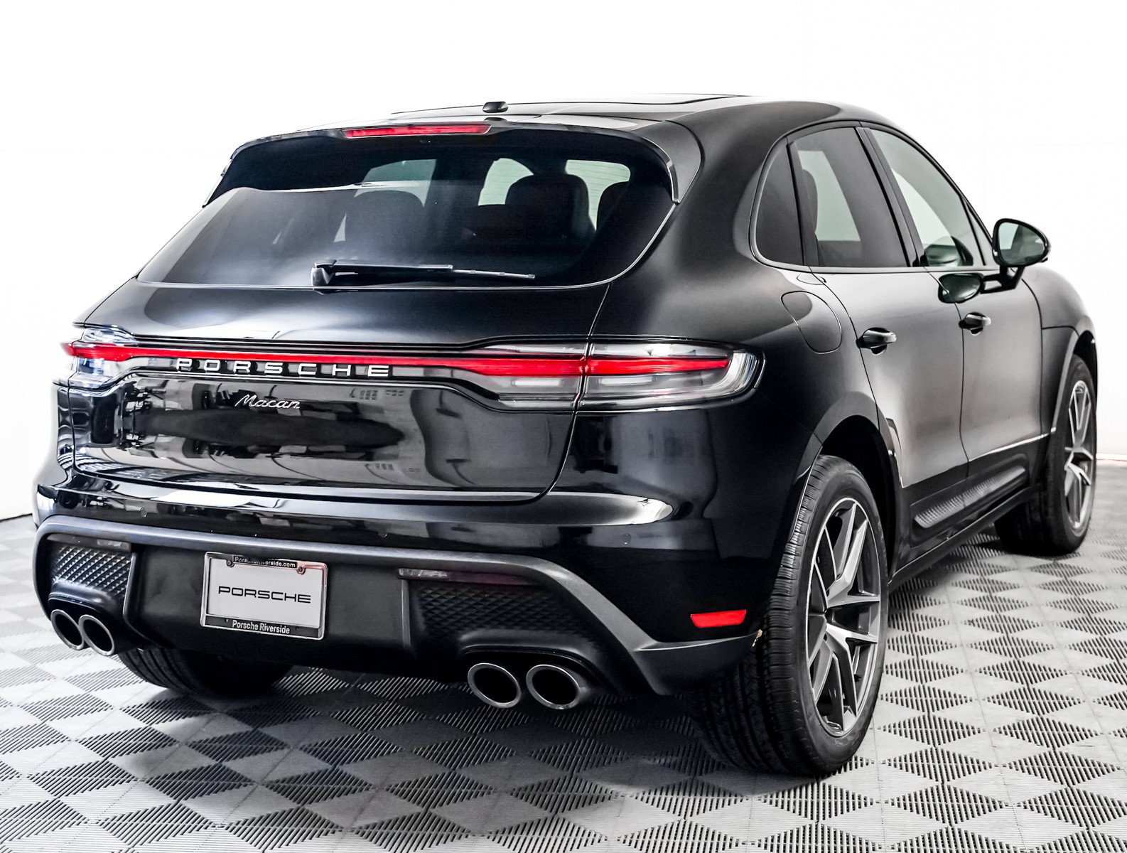 Certified 2025 Porsche Macan image 10