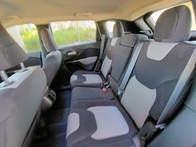 Used 2014 Jeep Cherokee Sport FWD image 62