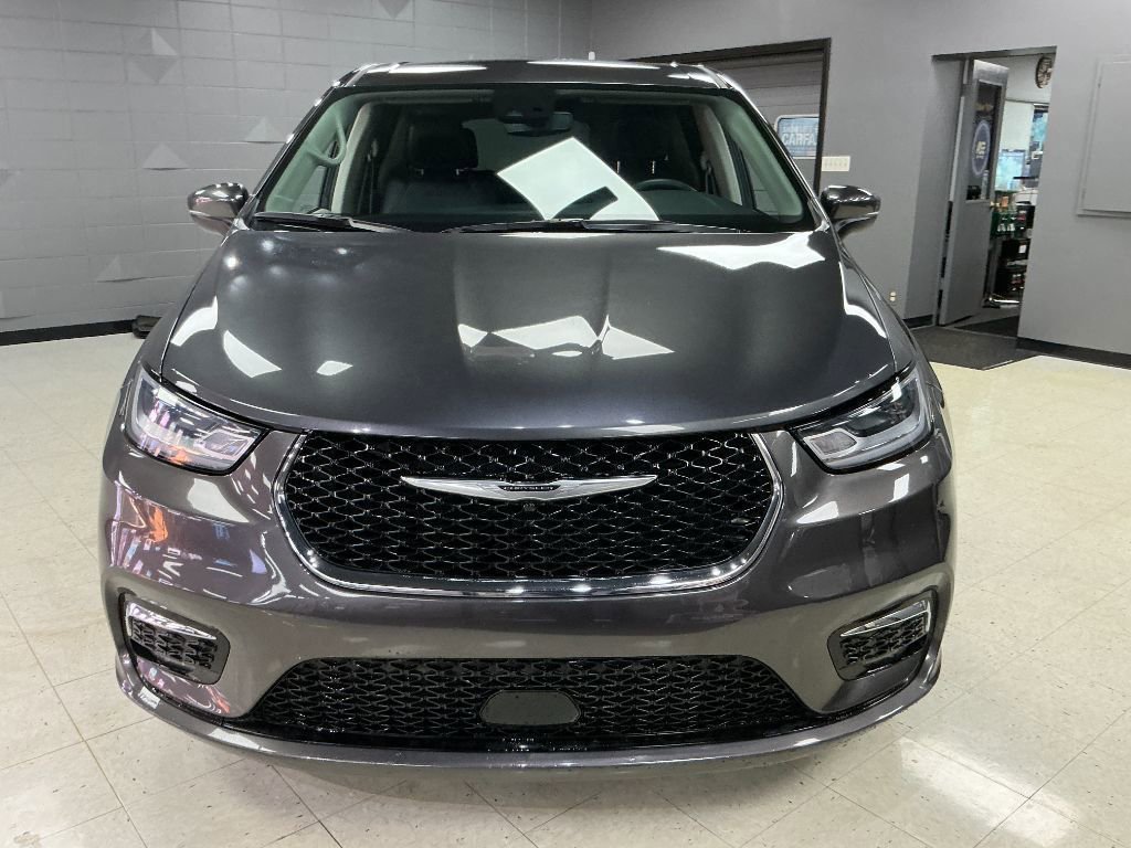 Used 2023 Chrysler Pacifica Touring-L FWD image 3