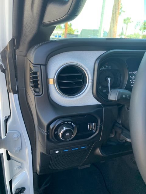 Used 2025 Jeep Wrangler Unlimited Sahara AWD/4WD image 24
