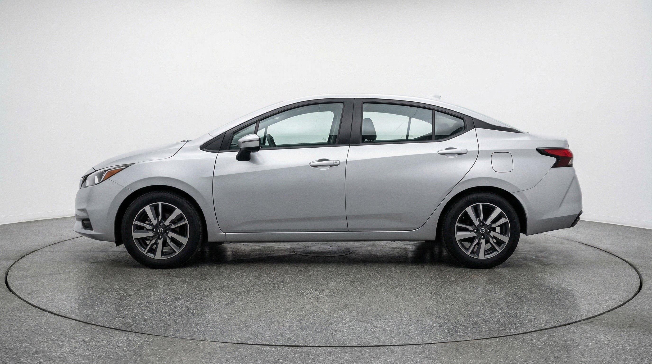 Used 2025 Nissan Versa SV FWD image 5