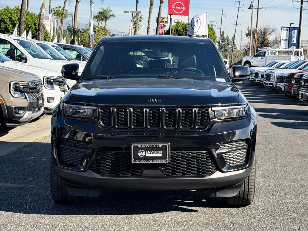 Used 2023 Jeep Grand Cherokee Altitude image 3