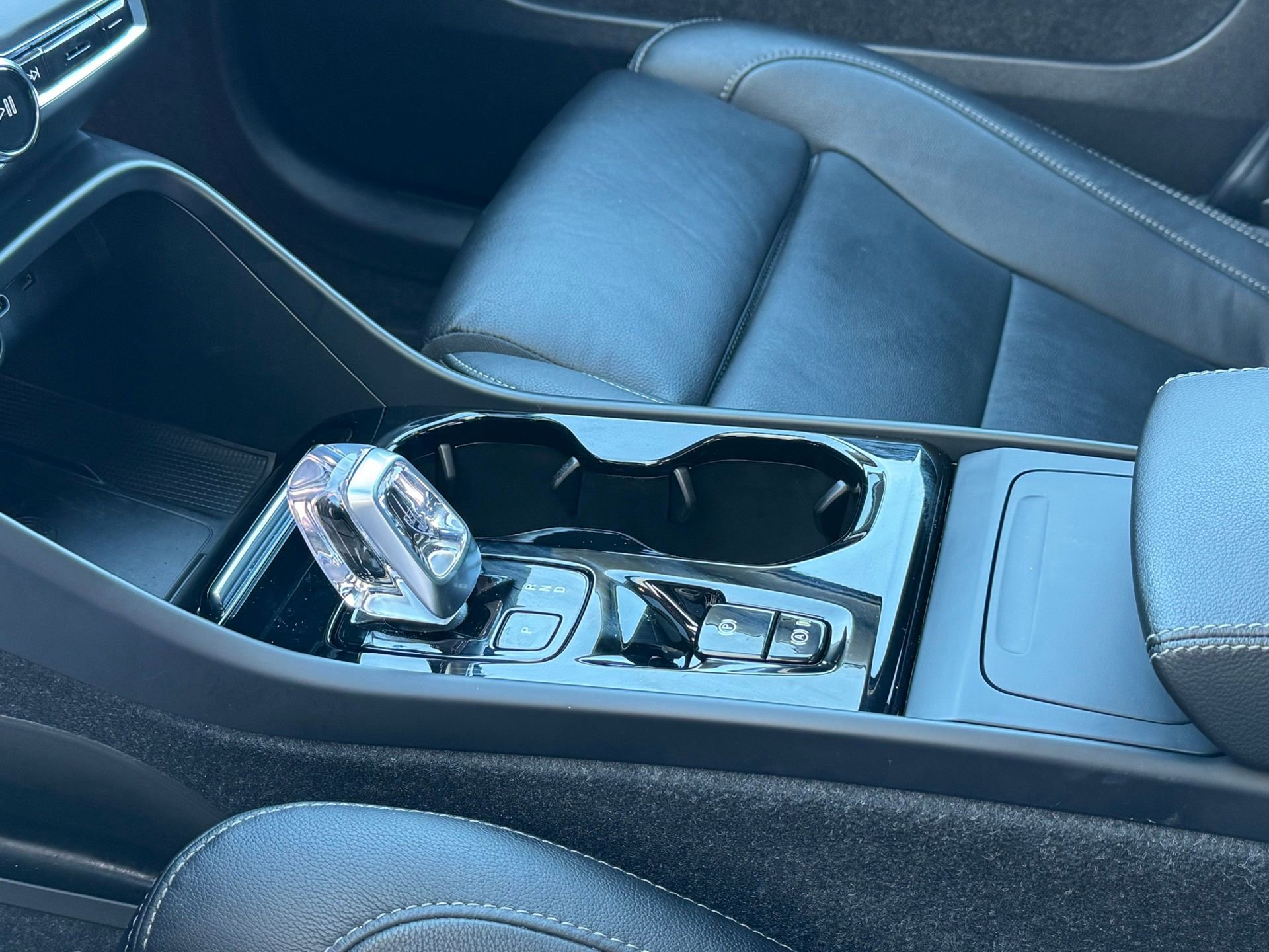 Used 2024 Volvo XC40 B5 Plus image 24