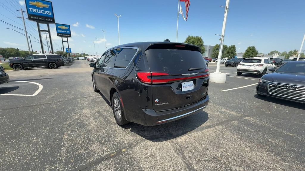 Used 2023 Chrysler Pacifica Touring-L FWD image 6