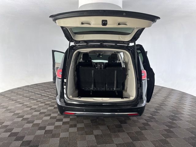 Used 2022 Chrysler Pacifica Touring-L w/ Uconnect Theater Family Group image 15