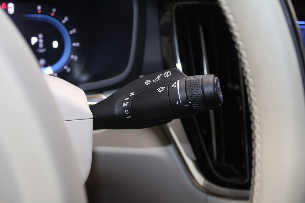 Used 2024 Volvo V60 B5 Cross Country Plus image 40