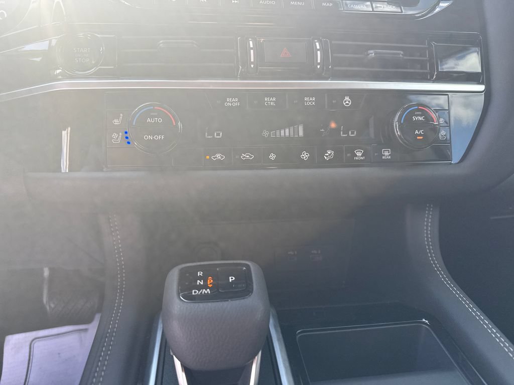 Used 2025 Nissan Pathfinder Platinum AWD/4WD image 23
