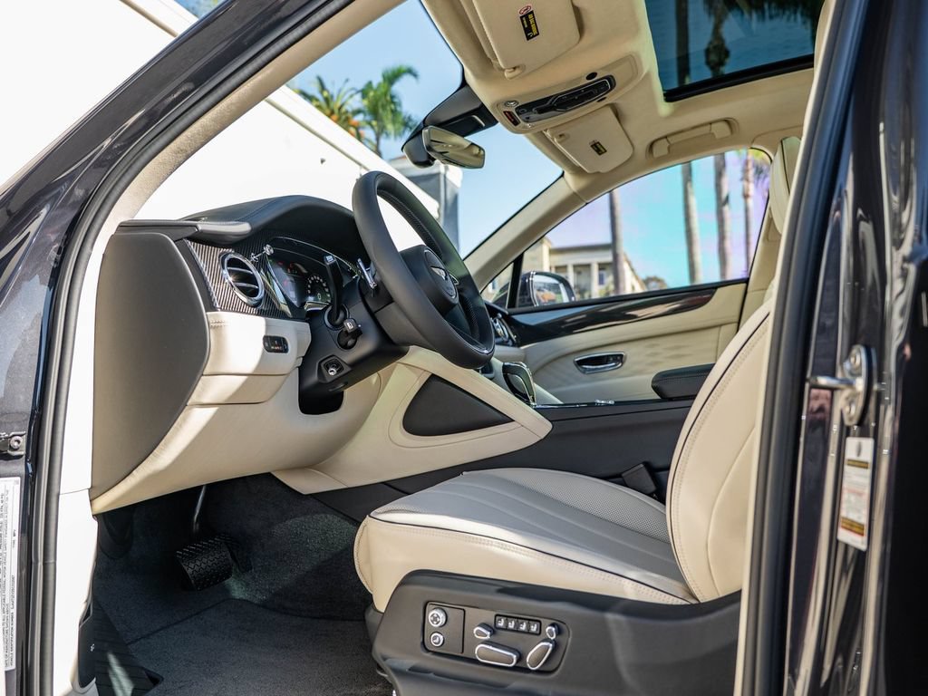 Used 2025 Bentley Bentayga AWD/4WD image 2
