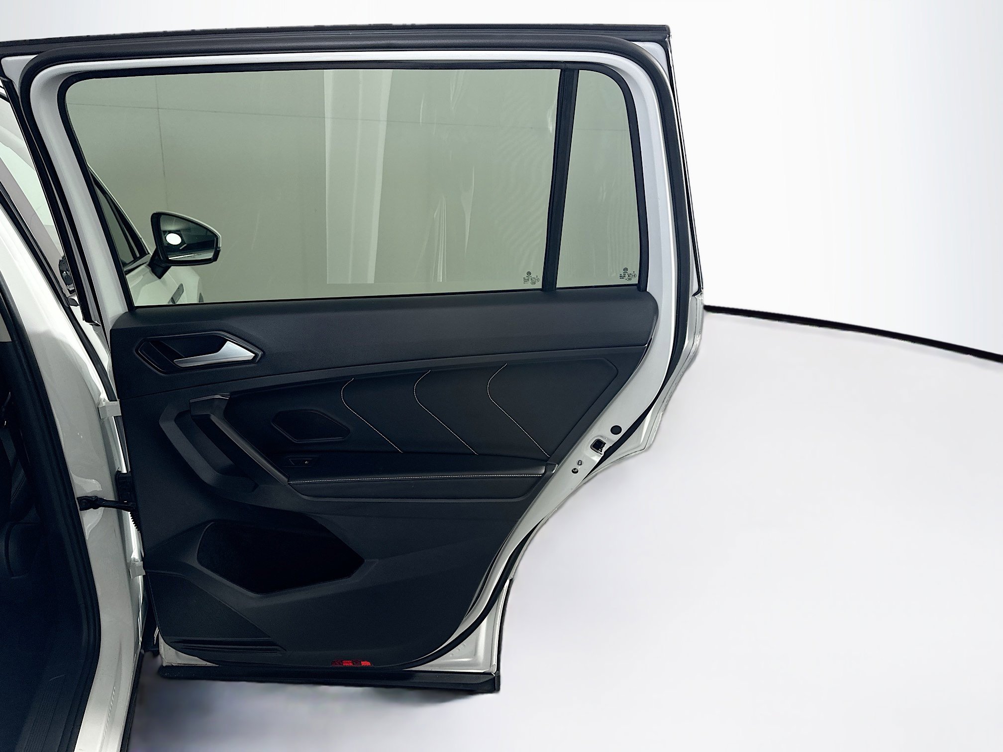 Used 2023 Volkswagen Tiguan SE w/ Panoramic Sunroof Package FWD image 32