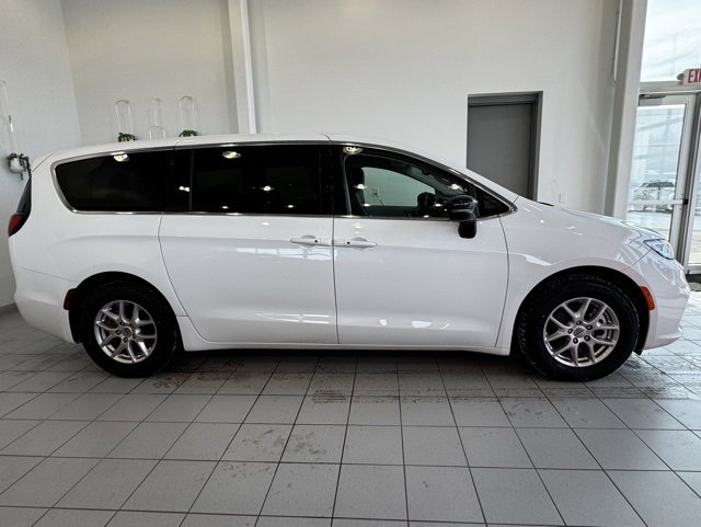 Used 2024 Chrysler Pacifica Touring-L image 36