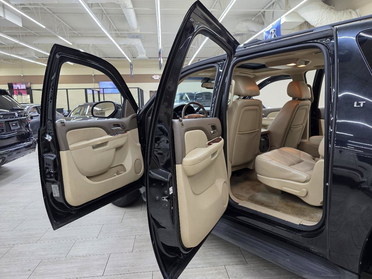 Used 2013 Chevrolet Suburban LT RWD image 15