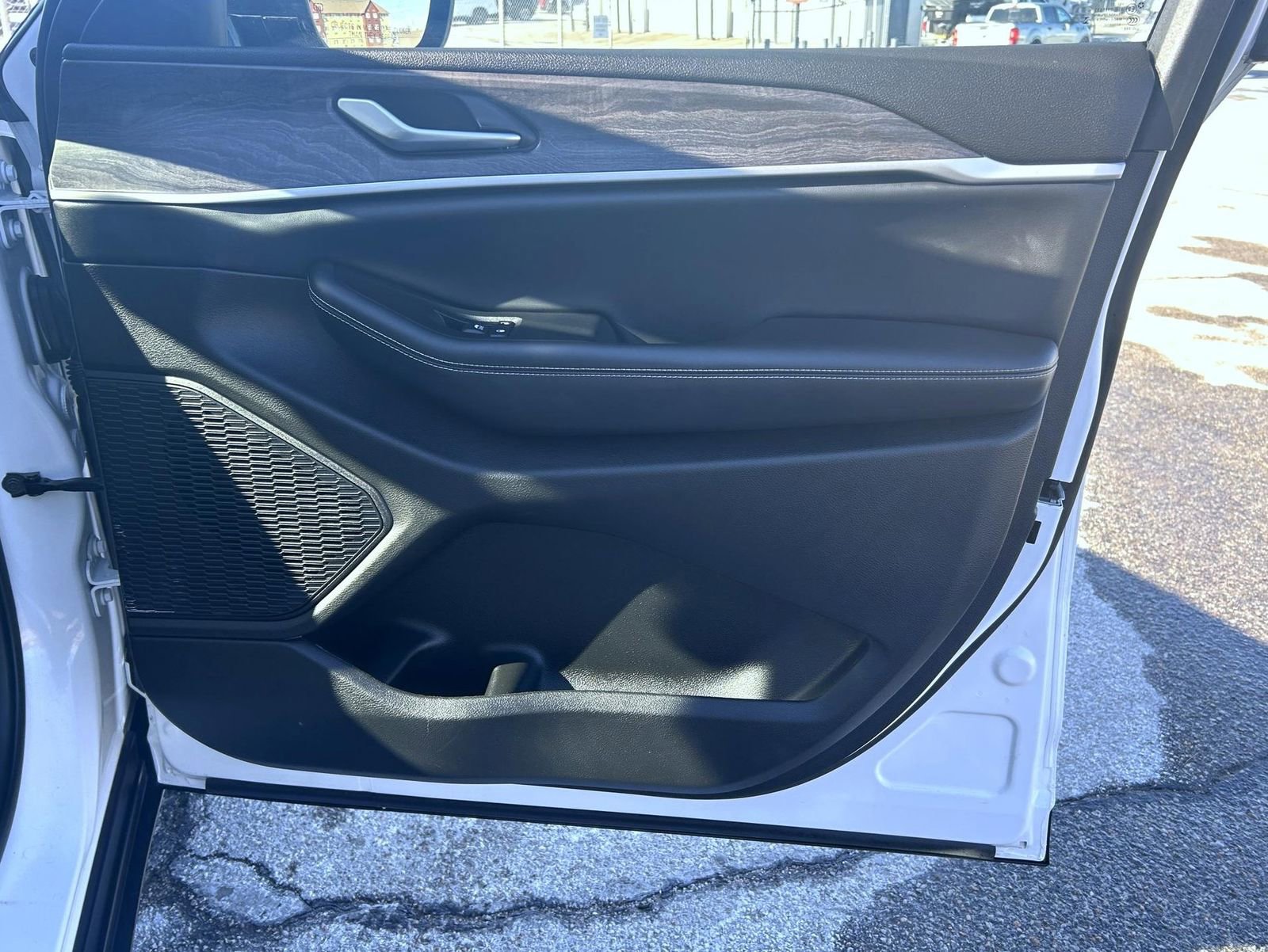 Used 2023 Jeep Grand Cherokee Limited image 15