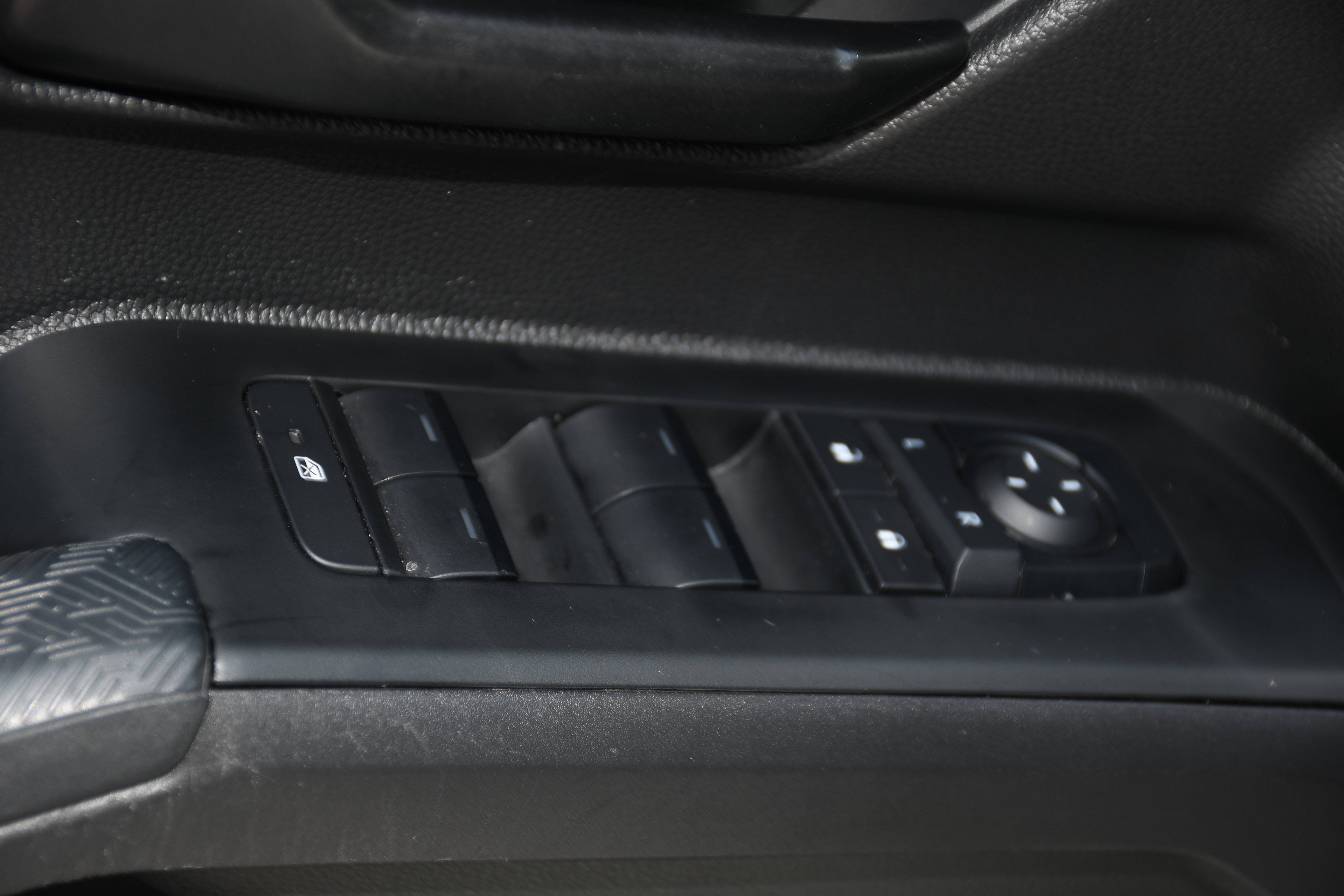 Used 2025 Toyota Tacoma SR AWD/4WD image 10