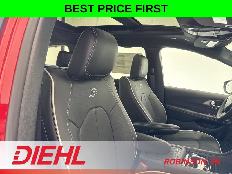 New 2027 Chrysler Pacifica Limited w/ Family Tech Group AWD/4WD image 15