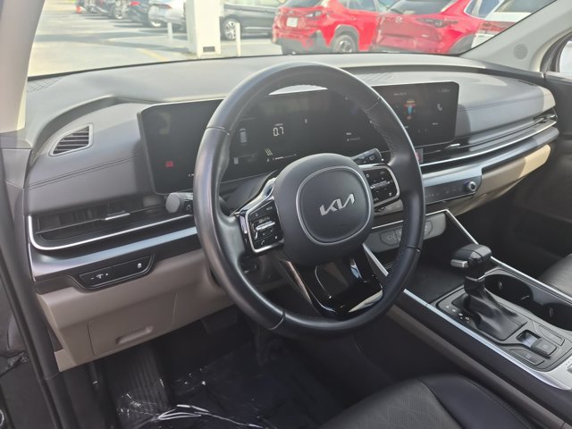 Used 2025 Kia Carnival FWD image 12