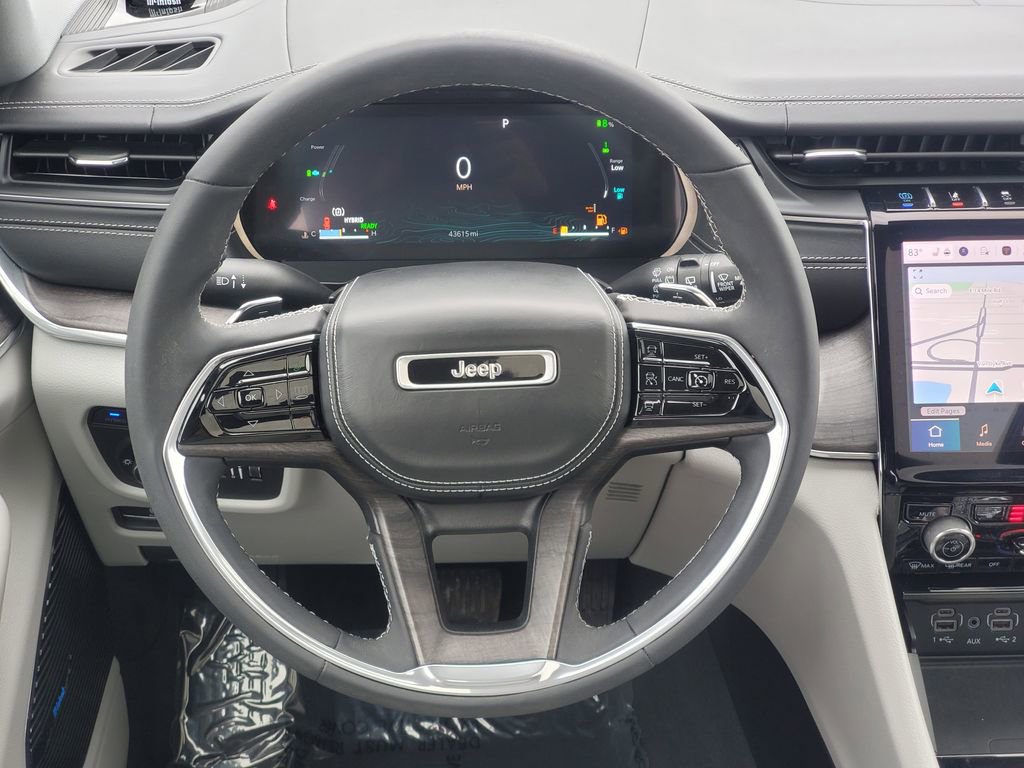 Used 2022 Jeep Grand Cherokee Overland w/ Luxury Tech Group IV AWD/4WD image 31