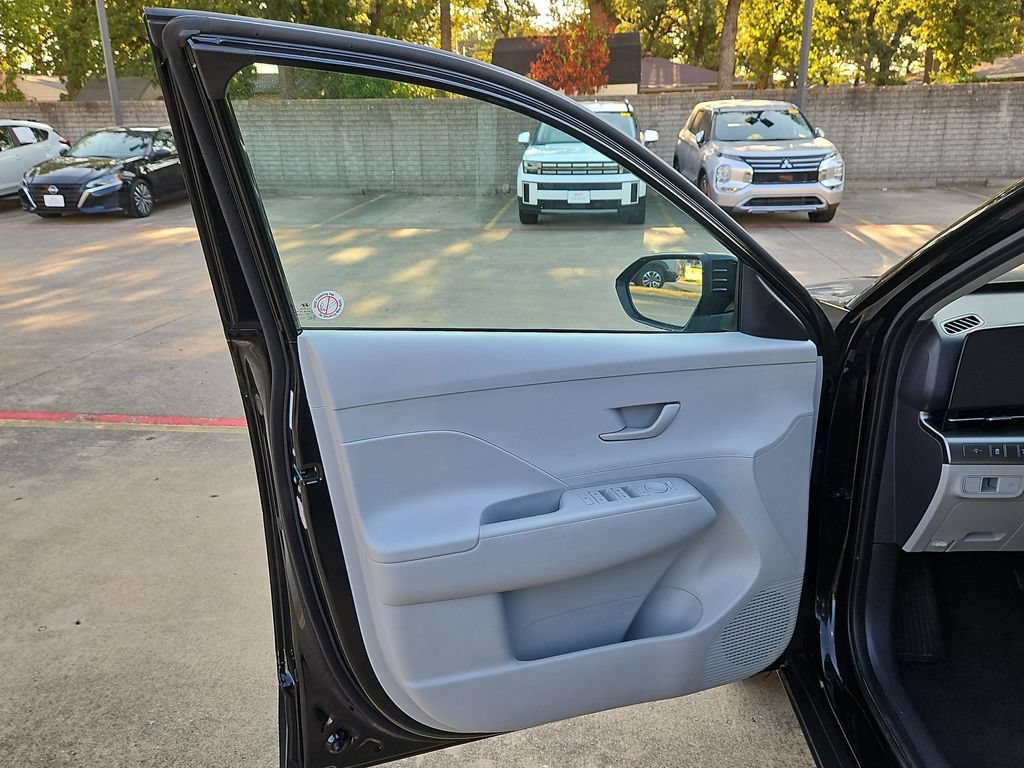 Used 2025 Hyundai Kona SEL FWD image 11