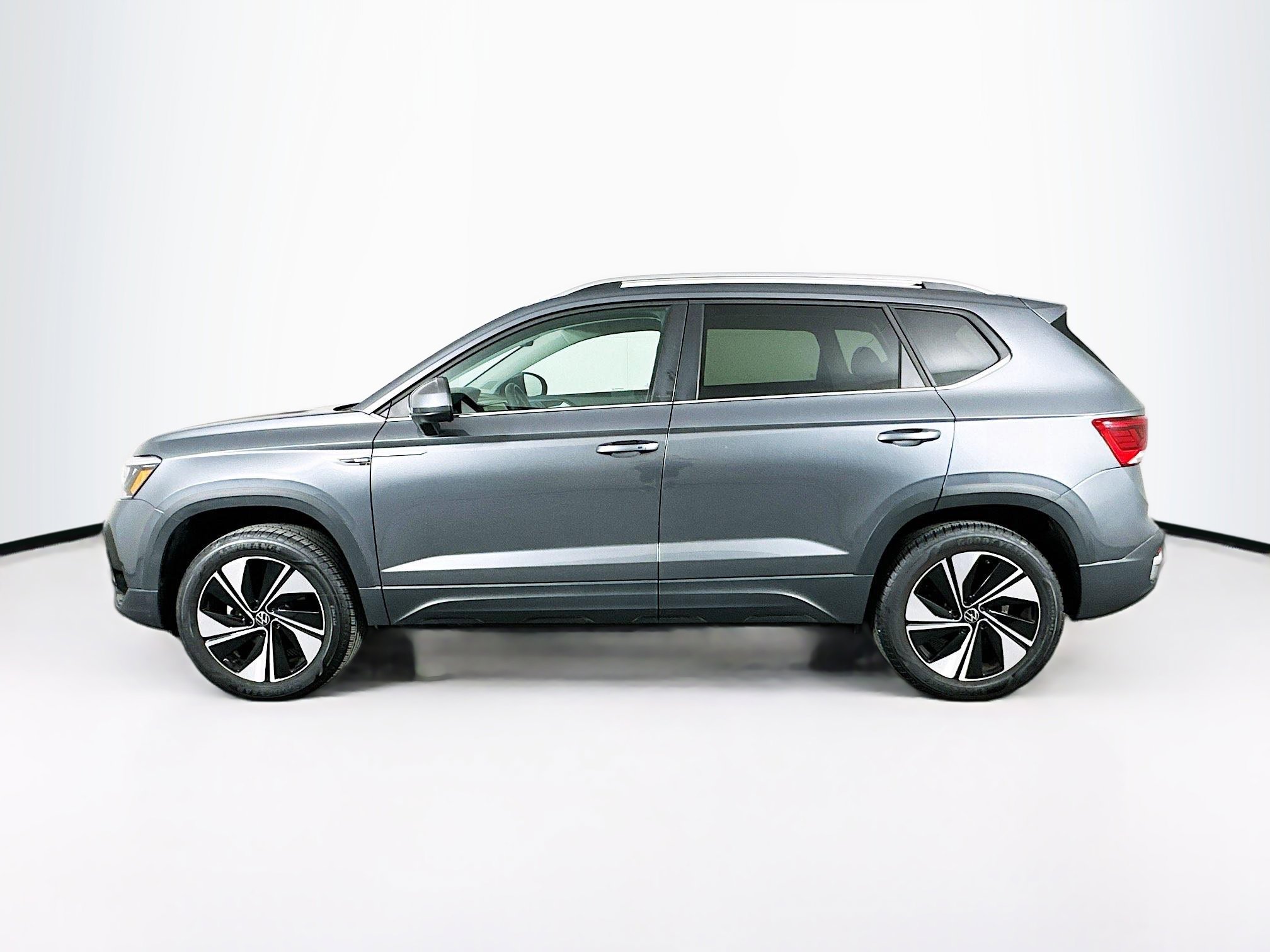 Used 2024 Volkswagen Taos SE image 4